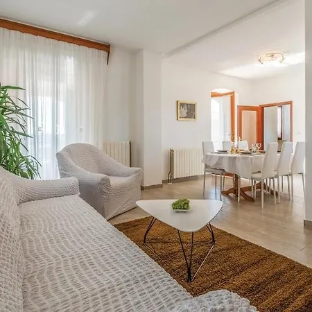 House Karla Valentina Skropeti